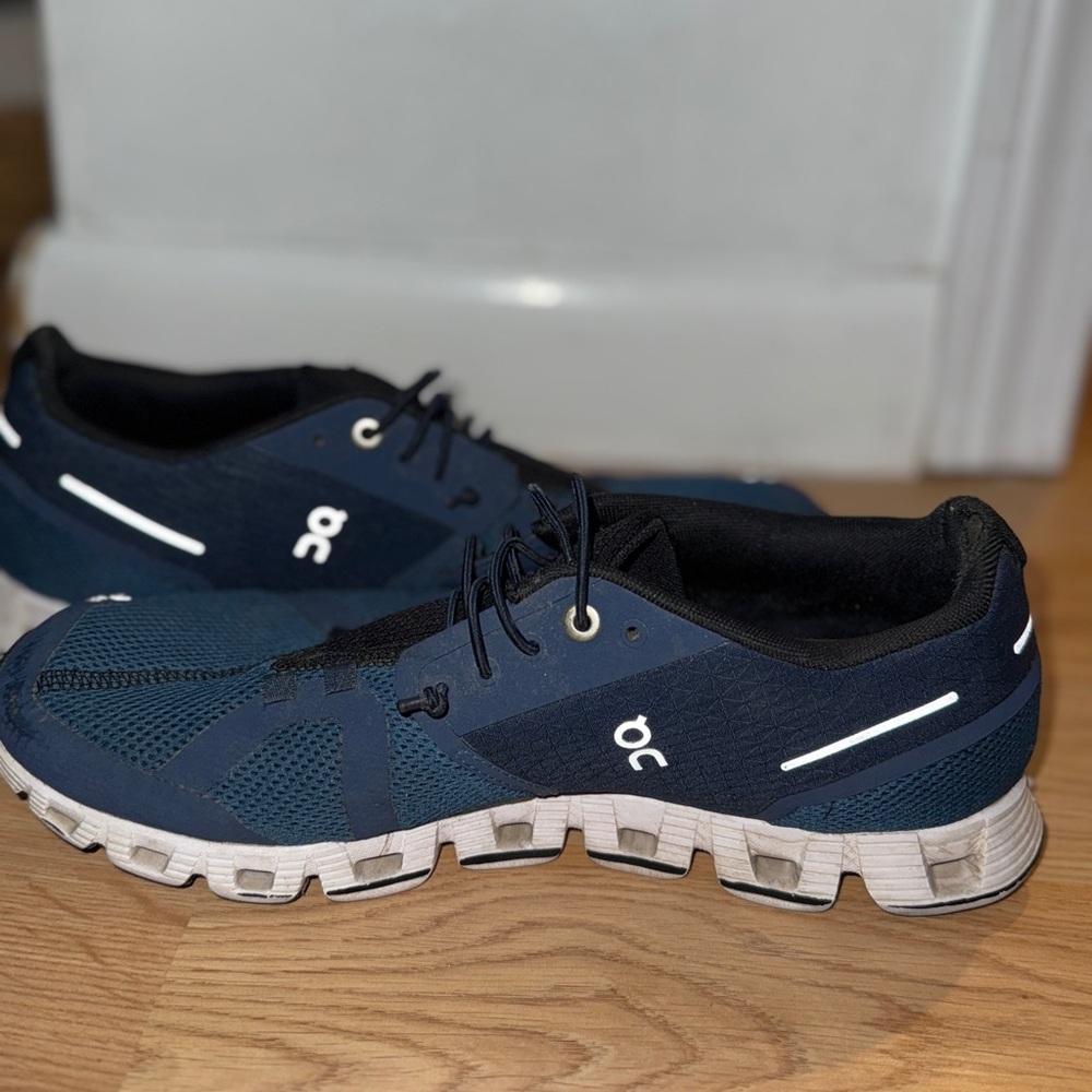 On Cloud Men’s Running Shoes – Size 9 – Swiss Engineering